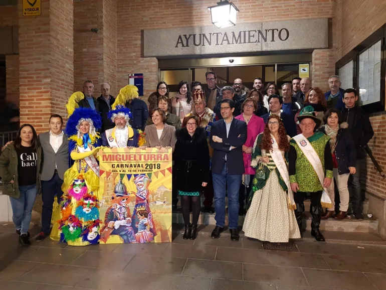 imagen de autoridades regionales, provinciales y locales durante la noticia de que el Carnaval de Miguelturra es de Interés Turístico Nacional, febrero 2018