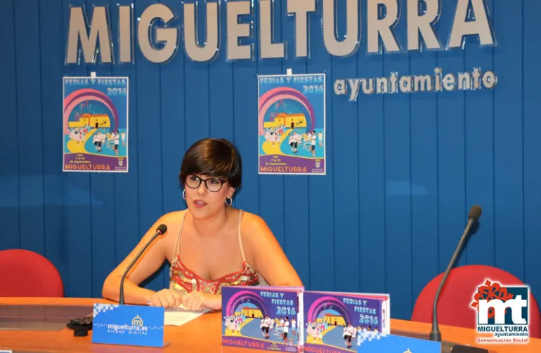 imagen de la concejala Ana González presentando el programa oficial de las Ferias y Fiestas de Miguelturra 2016