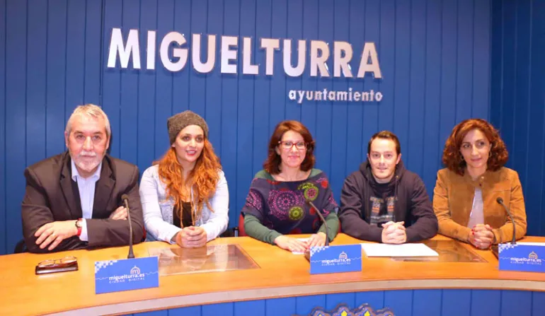 de izquierda a derecha los/las concejales/as, Vicente Yerves, Carolina Molina, Diego Rodríguez y Fátima Mondéjar; Victoria Sobrino, alcaldesa, en el centro, diciembre  2016