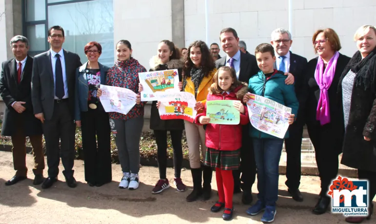 imagen de autoridades y alumnado tras la colocación de la primera piedra del quinto colegio, marzo 2018