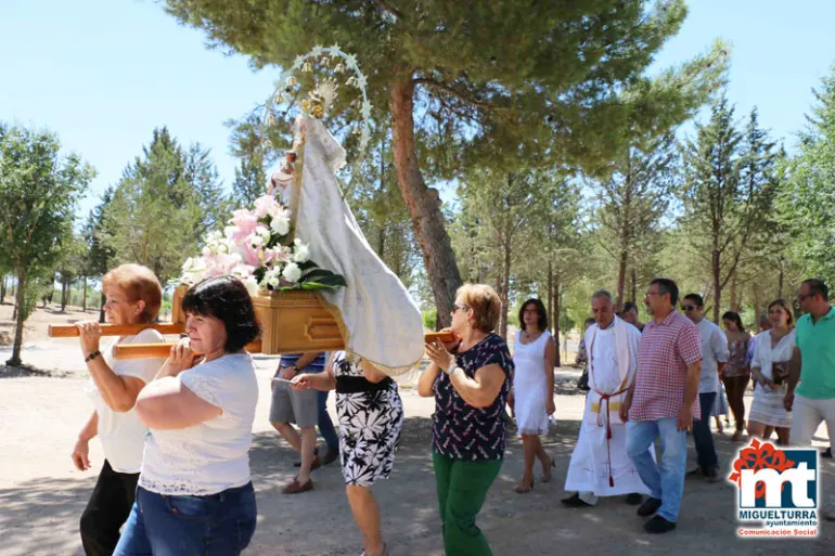 imagen de autoridades, vecinos y vecinas en la procesión de la Virgen Blanca, agosto 2016