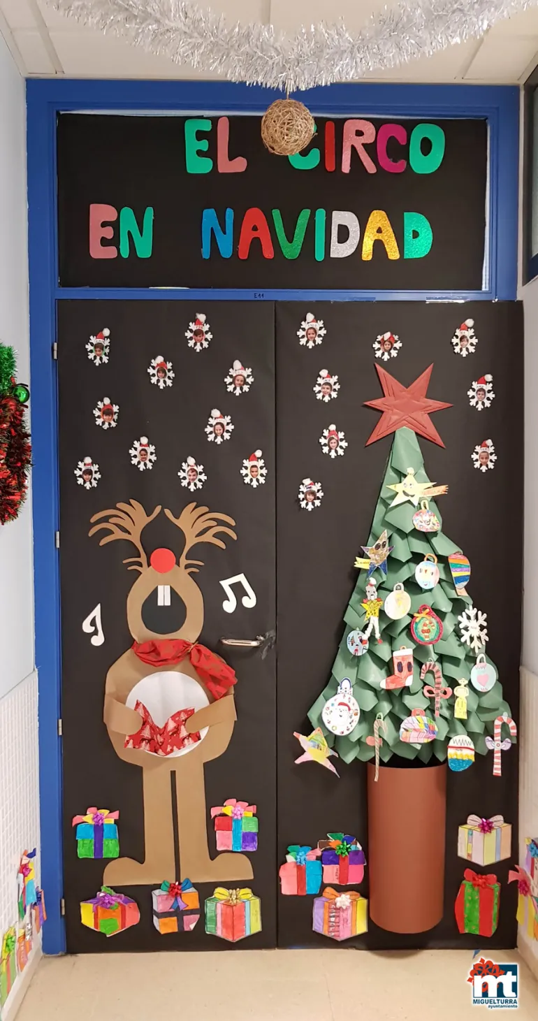 imagen de una de las puertas del Clara Campoamor decoradas con temas navideños, diciembre 2018