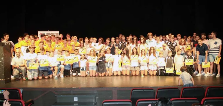 imagen de autoridades y deportistas durante la recepción oficial en el Teatro Cine Paz, junio 2017