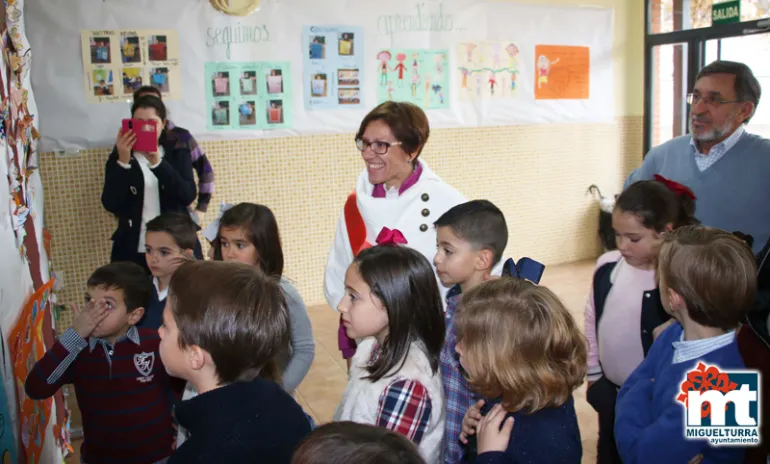 imagen de Victoria Sobrino en el hall del Colegio El Cristo, alumnado y docentes, noviembre 2017