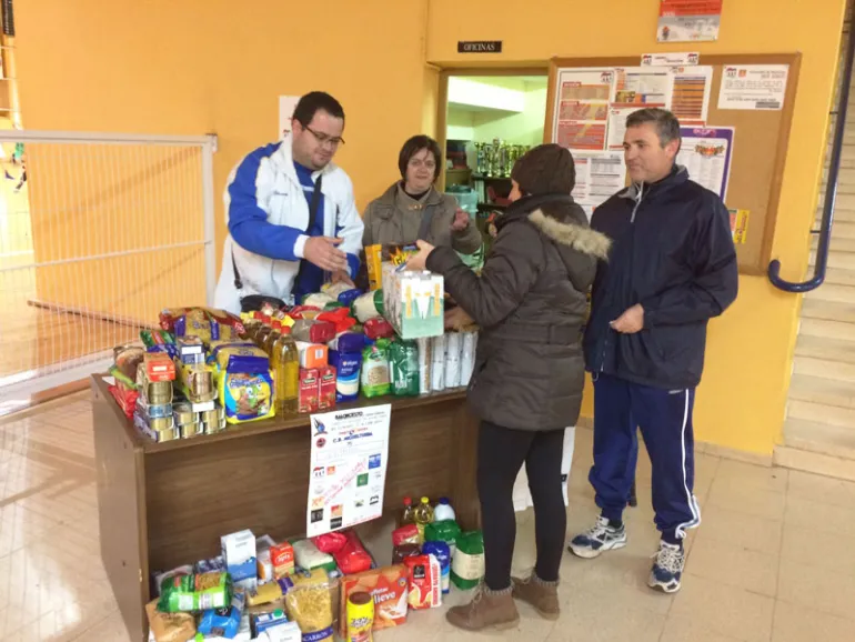 imagen de la recogida de alimentos en el partido de baloncesto, diciembre 2016
