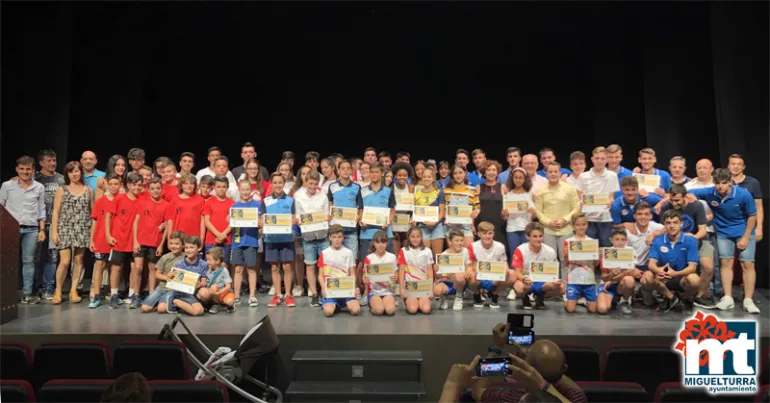 imagen grupal de autoridades y deportistas de este acto de reconocimiento, 26 junio 2019