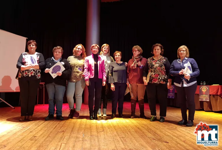 imagen de autoridades y participantes en el Día Internacional de la Mujer 2018 en la Casa de la Cultura de Miguelturra