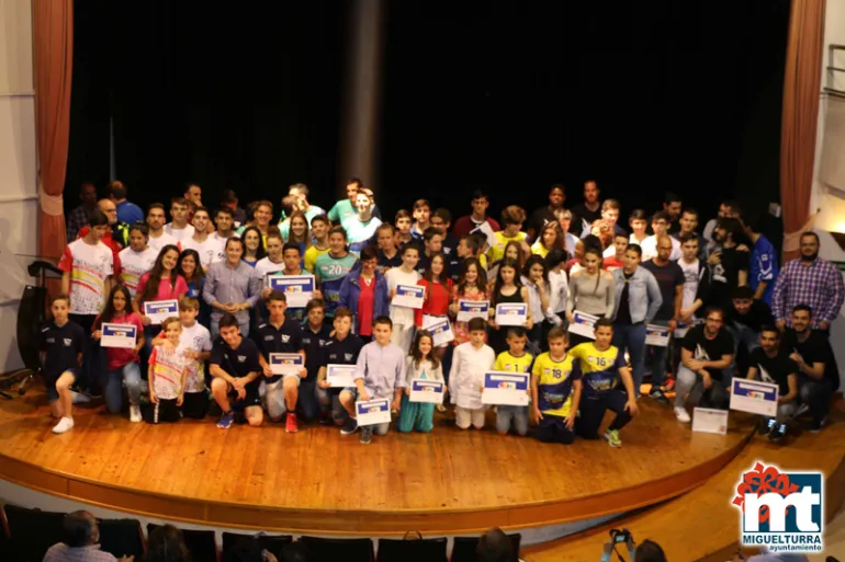 imagen grupal de reconocimientos y autoridades en la Casa de la Cultura, junio 2018