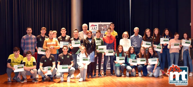 imagen grupal de autoridades y deportistas en la Casa de Cultura, enero 2019