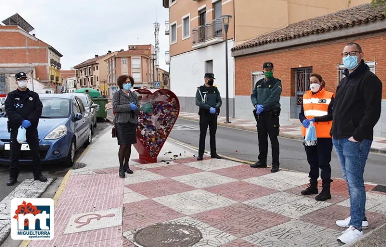 imagen durante el reparto de mascarillas en Miguelturra, martes 14 de abril de 2020