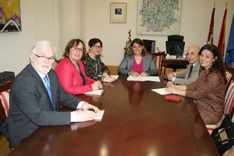 imagen de la reunión con Fomento de la JCCM en la que ha estado presente Victoria Sobrino, marzo 2018, fuente imagen JCCM