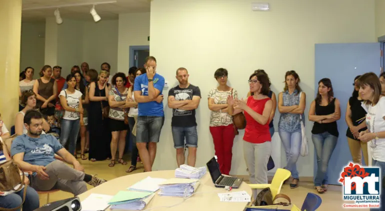 imagen de Victoria Sobrino en la reunión sobre el Aula y Escuela de Verano de Miguelturra 2016