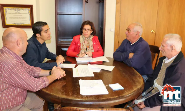 imagen de la reunión mantenida entre Ayuntamiento y vecinos calle Calvario, octubre 2015