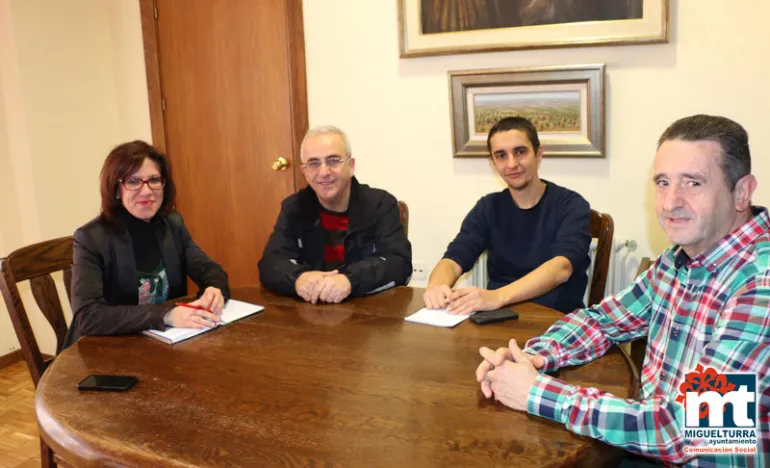 imagen de la reunión entre Ayuntamiento y Agrupación del Cristo de la Piedad, marzo 2016