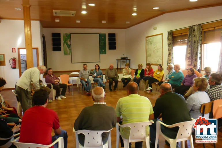 imagen de la reunión con los vecinos y vecinas de Peralvillo, noviembre de 2015
