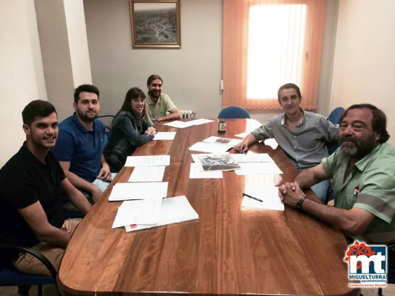 imagen de reunión entre jóvenes del Plan de Empleo y Ayuntamiento, octubre 2015