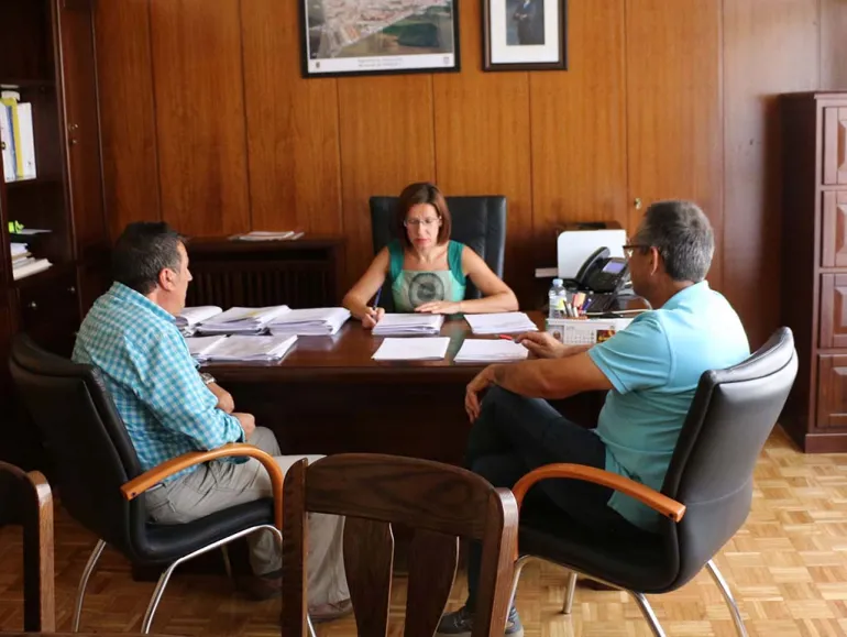 imagen de Victoria Sobrino junto con Miguel Fernández y Juan José Sansebrín