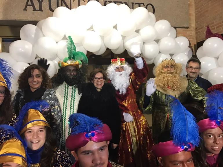 imagen de los Reyes Magos y autoridades frente a la puerta del consistorio, enero 2018