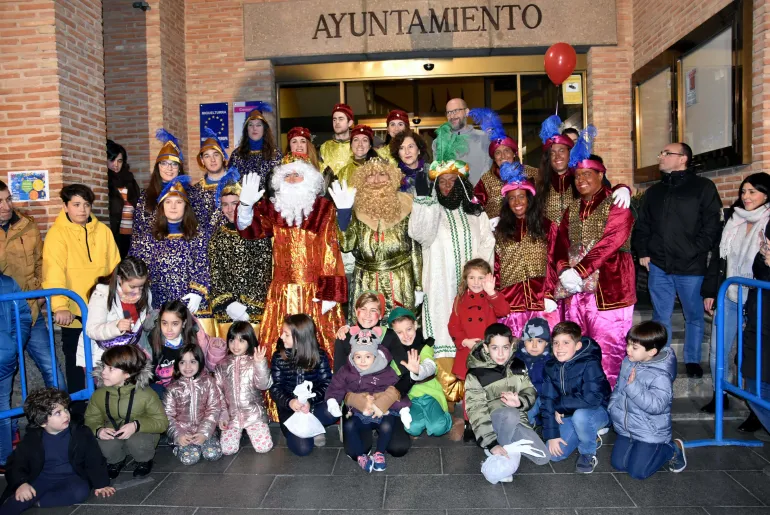 imagen de los Reyes Magos de Oriente junto a autoridades locales, pajes, padres, madres, niños y niñas, diciembre 2020