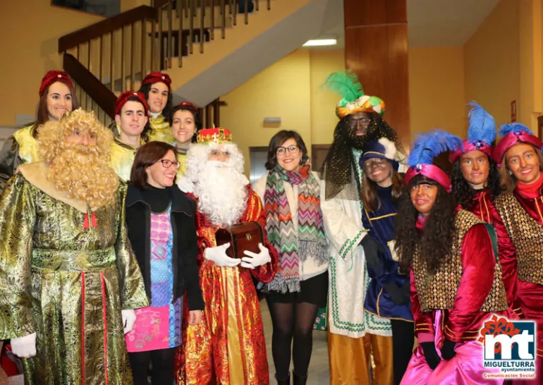 imagen de sus majestades los Reyes Magos de Oriente, pajes y autoridades locales en el interior del Ayuntamiento