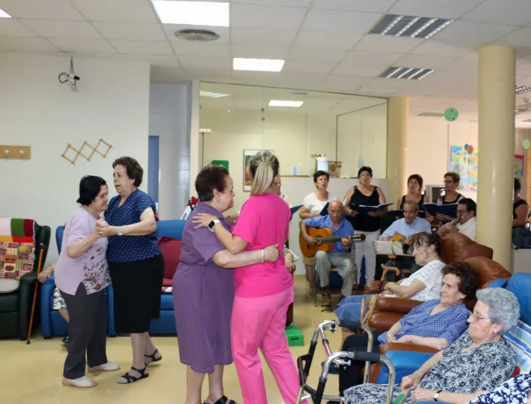 imagen del Coro y Rondalla de Miguelturra en el Servicio de Estancias Diurnas, julio 2016