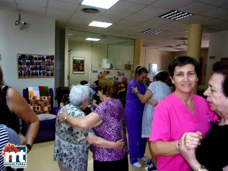 imagen de la Rondalla y personas bailando al compás de sus canciones, octubre 2018