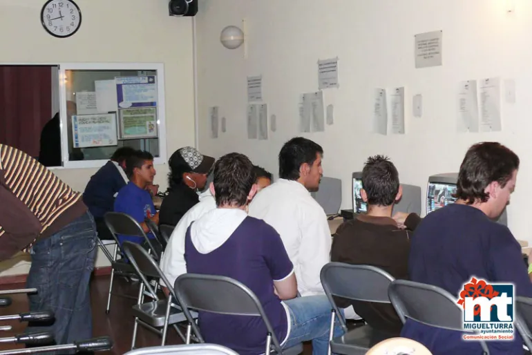 imagen de jóvenes durante actividades de ocio en el Centro Joven, septiembre 2015