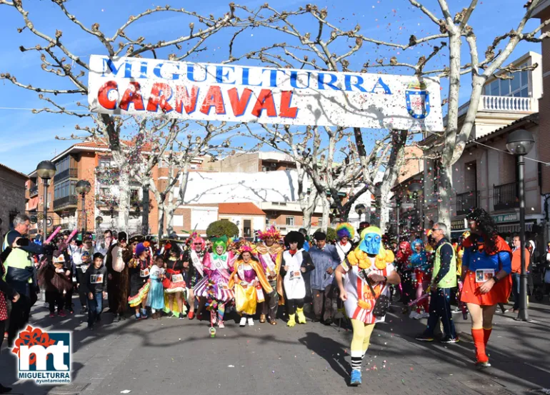 imagen de la salida de la Carrera de Máscaras del Carnaval de Miguelturra 2019
