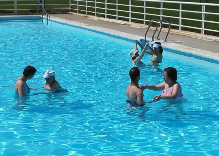 imagen de usuarios y usuarias del SED en la Piscina Municipal, junio 2015