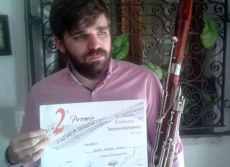 imagen del miguelturreño y músico Javier Vallejo Climent, con el diploma acreditativo del premio, junio 2016
