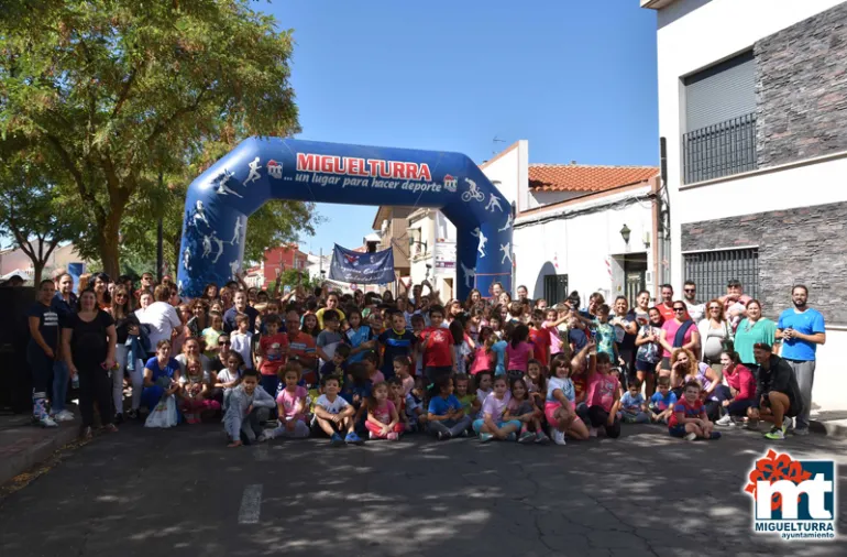 imagen grupal de participantes y autoridades en la carrera, septiembre 2019