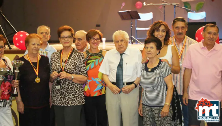 imagen alcaldesa y concejala con la Asociación y Homenajeado,  julio 2017