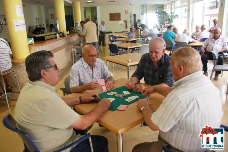 imagen de un torneo de cartas durante la Semana Recreativa y Cultural, julio 2017