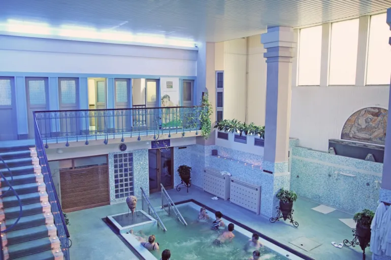 imagen del interior de un balneario termal