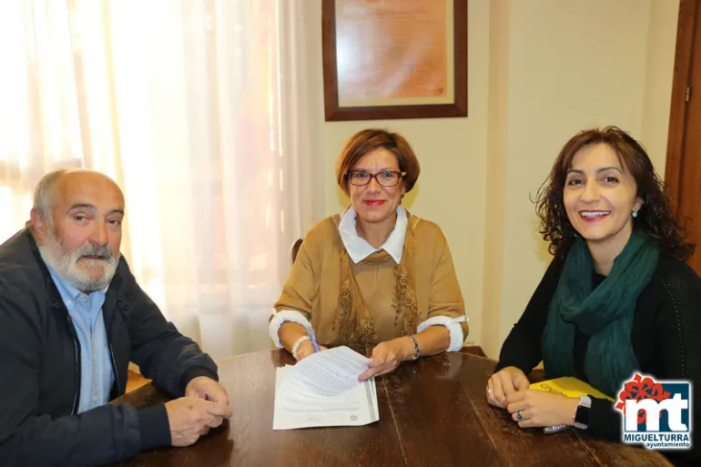 imagen de la firma del convenio subvención a CinefóruMiguelturra de 2.000 euros para el Corto Cortísmo de este  2018