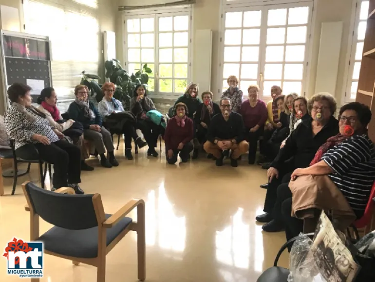 imagen grupal de docente y participantes del taller, diciembre 2018