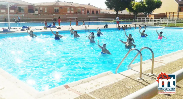 imagen del taller de acuazumba en la Piscina Municipal, agosto de 2015