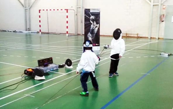 imagen de una de las sesiones del primer Taller de Esgrima en Miguelturra, junio 2016