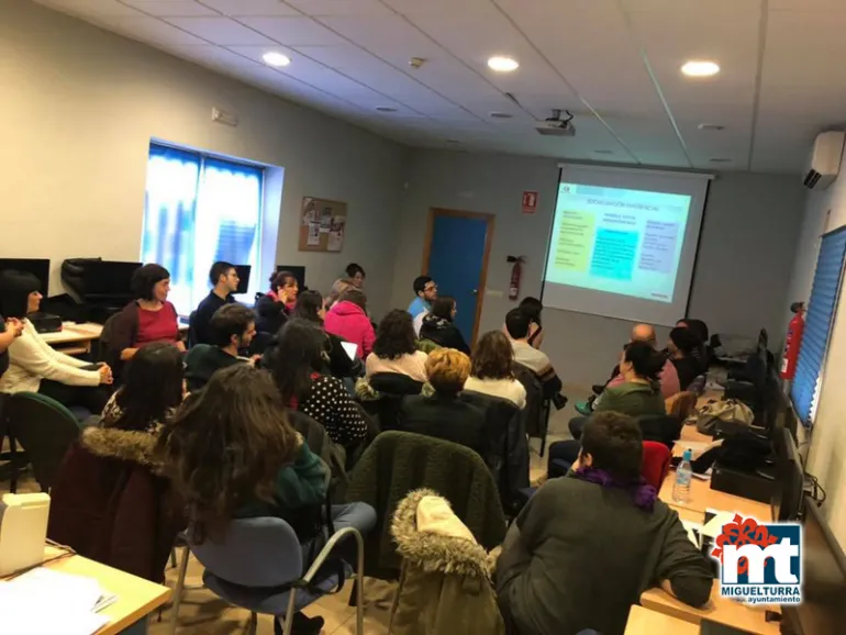 imagen de personas asistentes al primer taller de agentes sociales en igualdad de género, noviembre 2018