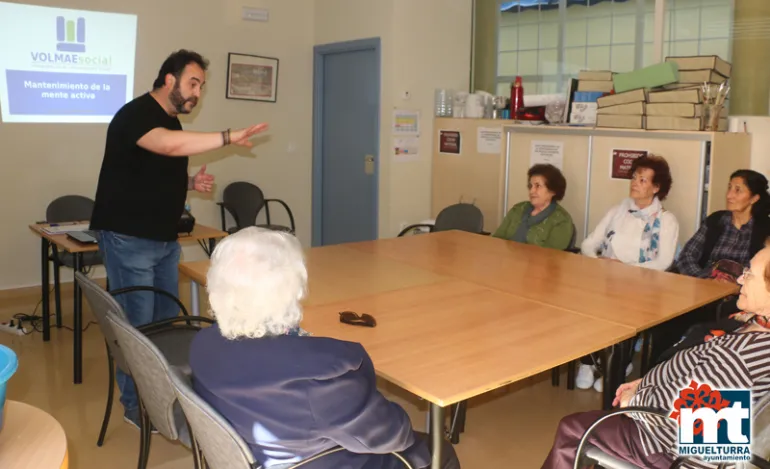 imagen de una de las sesiones del taller del área de Mayores, mayo 2017