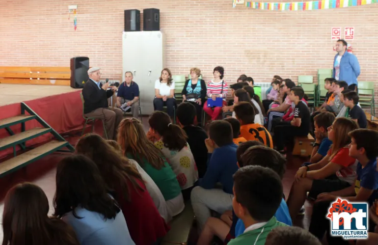 imagen del taller integeneracional en el Clara Campoamor, abril 2017