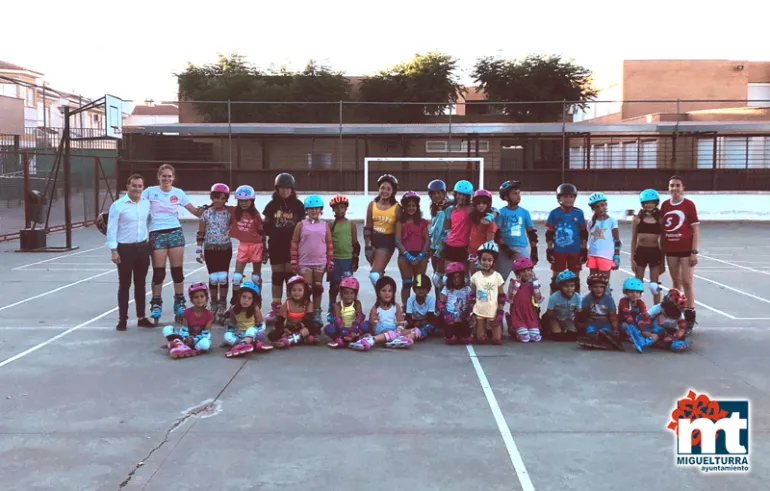 imagen del concejal de deporte junto con las monitoras del curso de patinaje y participantes, julio 2019