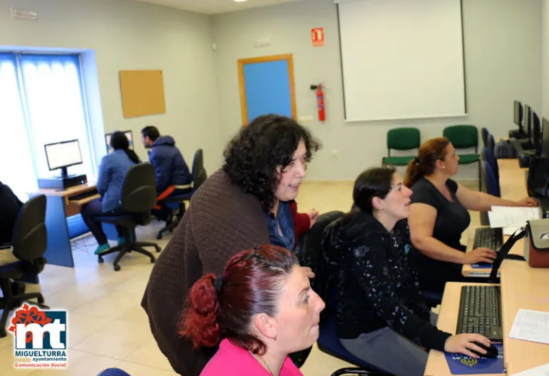 imagen de Carmen Rivas durante la sesión con las alumnas, abril de 2016