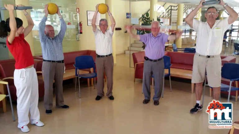 imagen de Cristina Cano y usuarios del taller siente tu cuerpo y actívate 2015