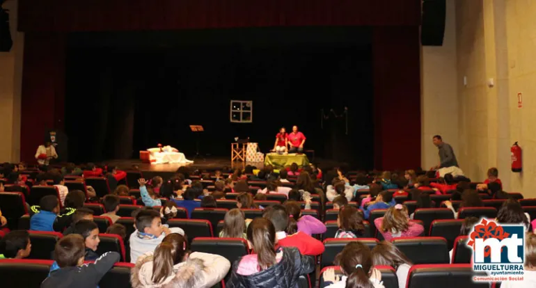 imagen de la actividad teatral infantil con motivo del día contra la violencia de género, noviembre 2015