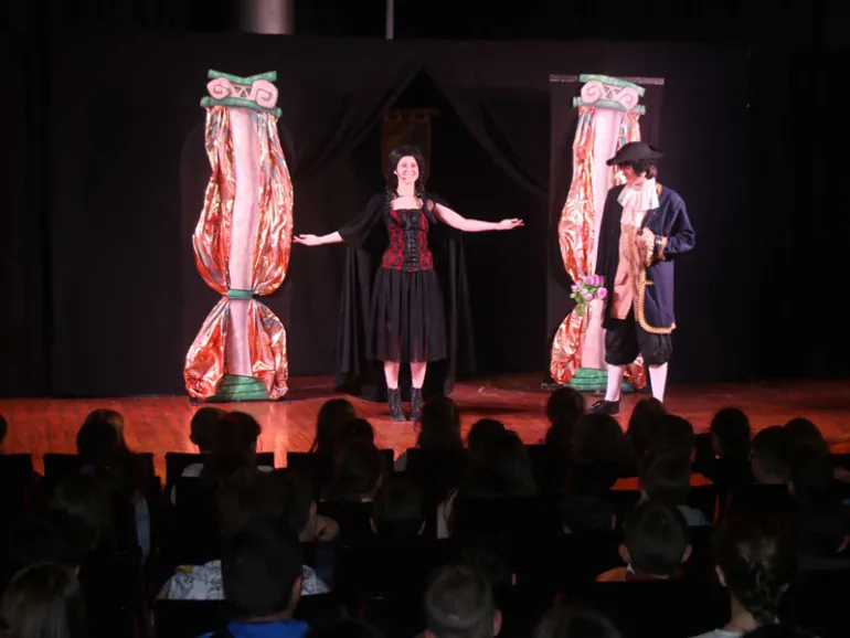 imagen representación teatral infantil en inglés en la Casa de la Cultura, abril 2017