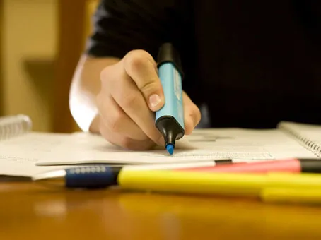 imagen de estudiante subrayando texto, técnicas de estudio