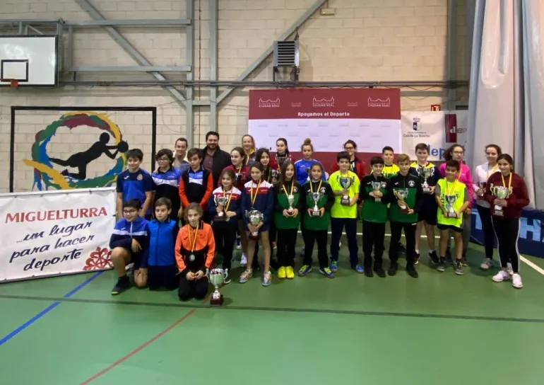 imagen de autoridades y participantes tras el torneo, fuente imagen Club Tenis Mesa Miguelturra, febrero 2020