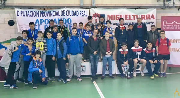 imagen de participantes y autoridades torneo tenis de mesa, marzo 2017