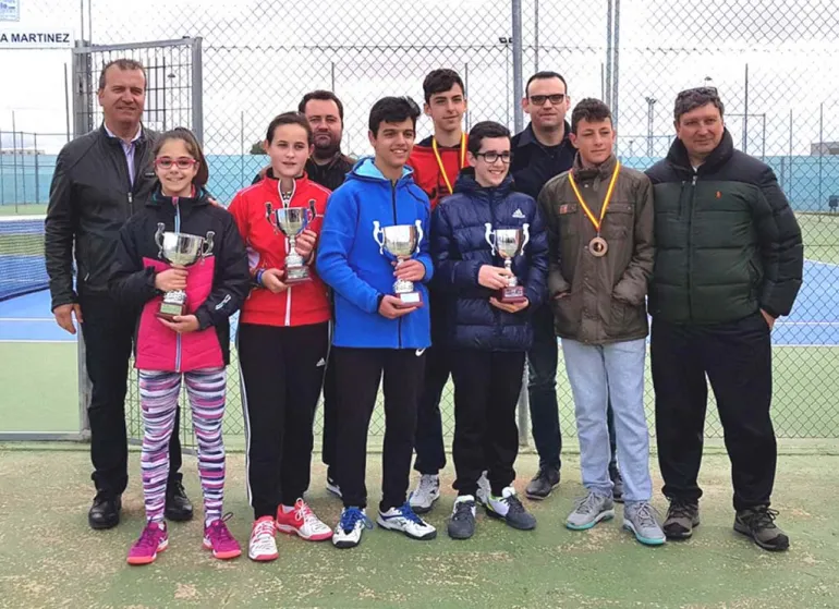 imagen de participantes y organización del campeonato de tenis en Daimiel, marzo 2018, fuente imagen Club de Tenis de Miguelturra